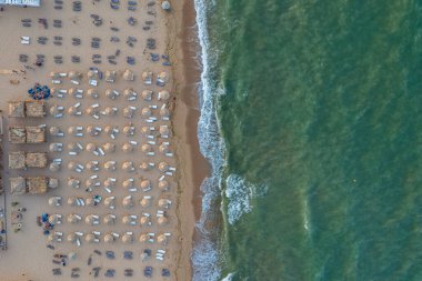 Bulgaristan 'ın Shkorpilovtsi plajındaki kamış şemsiyelerinin genel manzarası