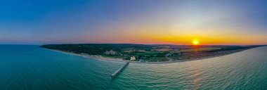 Bulgar Shkorpilovtsi köyünde gün batımı manzaralı bir iskele ve plaj