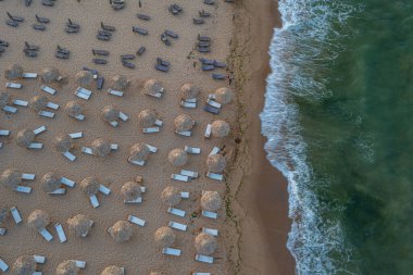 Bulgaristan 'ın Shkorpilovtsi plajındaki kamış şemsiyelerinin genel manzarası