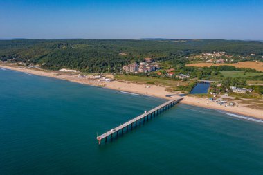 Bulgaristan 'ın Shkorpilovtsi köyündeki iskele ve plajın havadan görünüşü