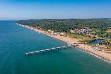 Bulgaristan 'ın Shkorpilovtsi köyündeki iskele ve plajın havadan görünüşü