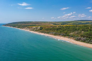 Bulgaristan 'daki Karadere plajının hava manzarası
