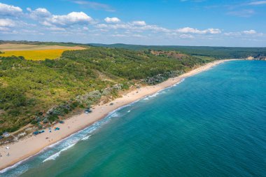 Bulgaristan 'daki Karadere plajının hava manzarası