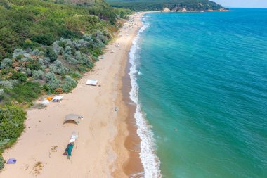 Bulgaristan 'daki Karadere plajının hava manzarası