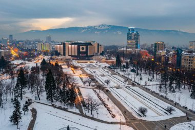 Bulgaristan 'ın Sofya kentindeki Ulusal Kültür Sarayı' nın günbatımı manzarası
