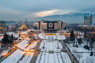 Bulgaristan 'ın Sofya kentindeki Ulusal Kültür Sarayı' nın günbatımı manzarası