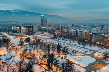 Bulgaristan 'ın Sofya kentindeki Ulusal Kültür Sarayı' nın günbatımı manzarası