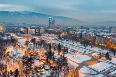 Bulgaristan 'ın Sofya kentindeki Ulusal Kültür Sarayı' nın günbatımı manzarası