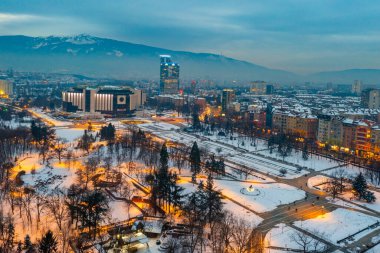 Bulgaristan 'ın Sofya kentindeki Ulusal Kültür Sarayı' nın günbatımı manzarası