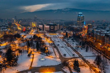 Bulgaristan 'ın Sofya kentindeki Ulusal Kültür Sarayı' nın günbatımı manzarası