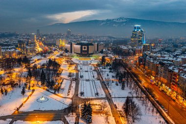 Bulgaristan 'ın Sofya kentindeki Ulusal Kültür Sarayı' nın günbatımı manzarası