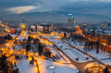 Bulgaristan 'ın Sofya kentindeki Ulusal Kültür Sarayı' nın günbatımı manzarası