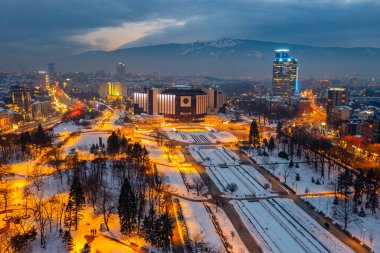 Bulgaristan 'ın Sofya kentindeki Ulusal Kültür Sarayı' nın günbatımı manzarası