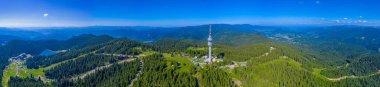 Bulgaristan 'ın Pamporovo kenti yakınlarındaki Snezhanka tepesindeki telekomünikasyon kulesi