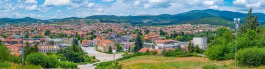 Bulgaristan 'ın Panagyurishte kentinin manzarası Ulusal Anma Kompleksi Apriltsi' den