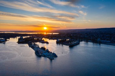 Bulgaristan 'ın Varna limanında günbatımı antenleri