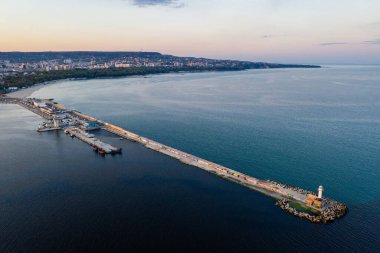 Bulgaristan 'ın Varna limanındaki bir dalgakıranın günbatımı hava görüntüsü