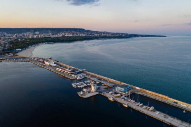 Bulgaristan 'ın Varna limanındaki bir dalgakıranın günbatımı hava görüntüsü