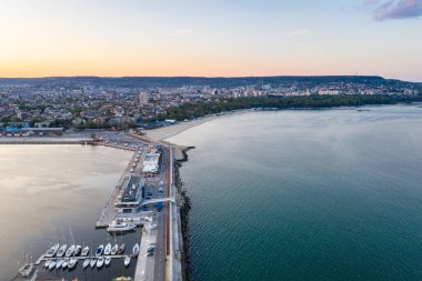 Bulgaristan 'ın Varna limanındaki bir dalgakıranın günbatımı hava görüntüsü