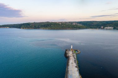 Bulgaristan 'ın Varna limanındaki bir dalgakıranın günbatımı hava görüntüsü