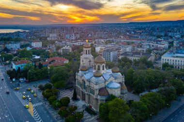 Bulgaristan 'ın Varna kentindeki Theotokos Katedrali Dormition of the Theotokos Katedrali' nin günbatımı görünümü