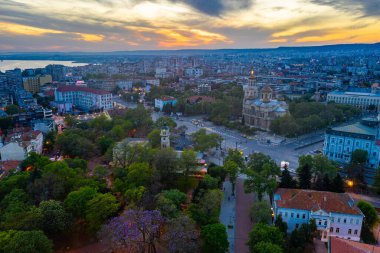 Bulgaristan 'ın Varna kentindeki Theotokos Katedrali Dormition of the Theotokos Katedrali' nin günbatımı görünümü