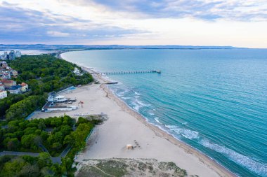 Bulgar kasabası Burgaz 'ın ana plajının havadan görünüşü