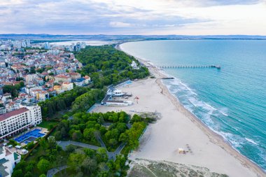 Bulgar kasabası Burgaz 'ın ana plajının havadan görünüşü
