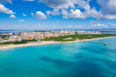 Bulgar kasabası Burgaz 'ın ana plajının havadan görünüşü