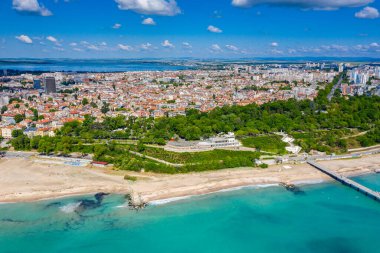 Bulgar kasabası Burgaz 'ın ana plajının havadan görünüşü