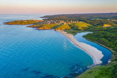 Bulgaristan 'daki Veleka plajının günbatımı hava manzarası