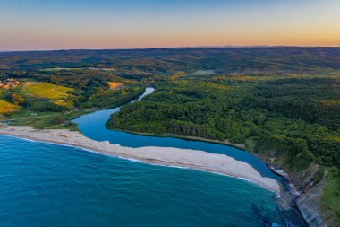 Bulgaristan 'daki Veleka plajının günbatımı hava manzarası