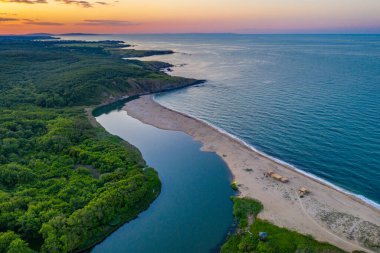 Bulgaristan 'daki Veleka plajının günbatımı hava manzarası