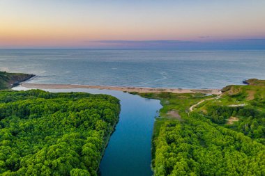 Bulgaristan 'daki Veleka plajının günbatımı hava manzarası