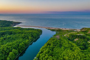 Bulgaristan 'daki Veleka plajının günbatımı hava manzarası