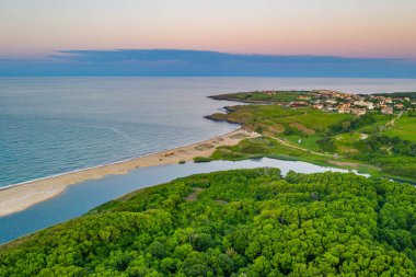 Bulgaristan 'daki Veleka plajının günbatımı hava manzarası