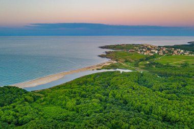 Bulgaristan 'daki Veleka plajının günbatımı hava manzarası