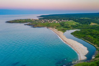 Bulgaristan 'daki Veleka plajının günbatımı hava manzarası