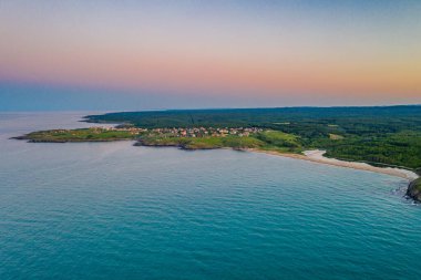 Bulgaristan 'daki Veleka plajının günbatımı hava manzarası