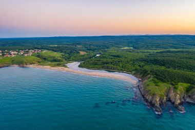 Bulgaristan 'daki Veleka plajının günbatımı hava manzarası