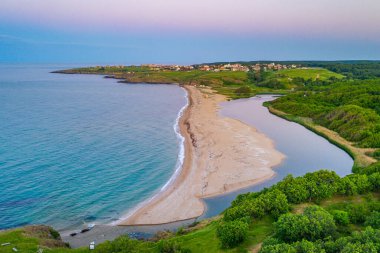 Bulgaristan 'daki Veleka plajının günbatımı hava manzarası