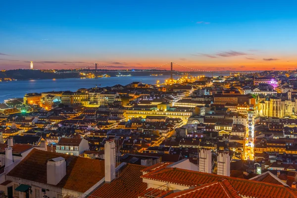 Lizbon şehir manzarasının günbatımı Praca do Comercio Meydanı, Portekiz.