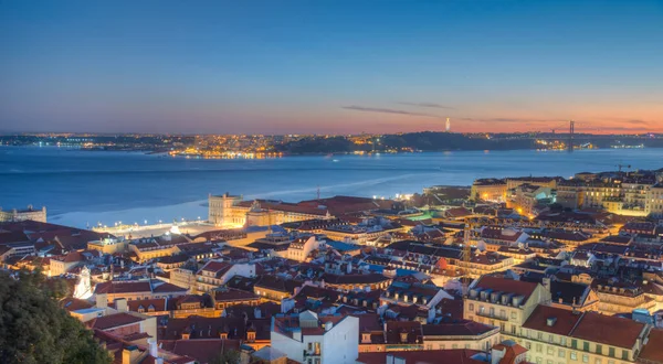 Lizbon şehir manzarasının günbatımı Praca do Comercio Meydanı, Portekiz.