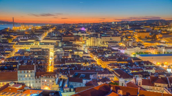 Lizbon 'un güneşli manzarası Santa Justa asansörüyle, Portekiz.