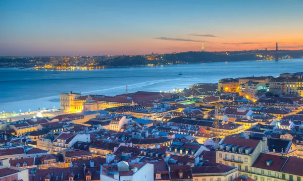 Lizbon şehir manzarasının günbatımı Praca do Comercio Meydanı, Portekiz.