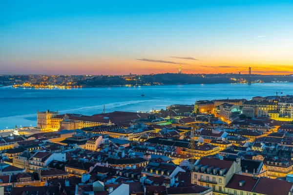Lizbon şehir manzarasının günbatımı Praca do Comercio Meydanı, Portekiz.
