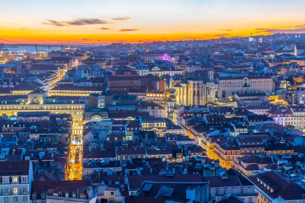 Lizbon 'un güneşli manzarası Santa Justa asansörüyle, Portekiz.