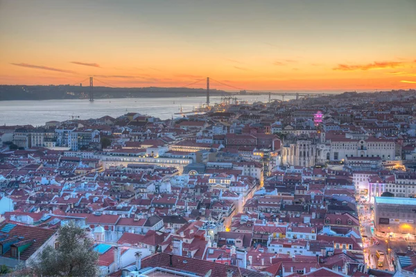 Lizbon şehir manzarasının günbatımı Praca do Comercio Meydanı, Portekiz.