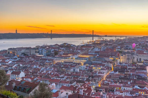 Lizbon şehir manzarasının günbatımı Praca do Comercio Meydanı, Portekiz.