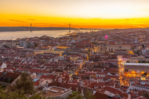 Lizbon şehir manzarasının günbatımı Praca do Comercio Meydanı, Portekiz.